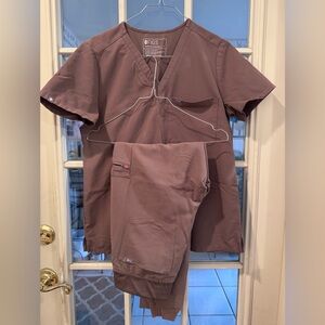 Figs Scrub Set - Zamora joggers & Catarina top